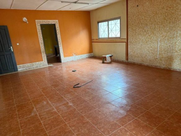 À LOUER UNE VILLA BASSE de 8 PIÈCES AVEC 4 SALLES D’EAU, GRANDE TERRASSE, GRANDE COUR.