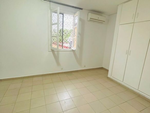 Cocody Riviera 3, Cité country club À louer Villa duplex 9 pièces composée: 5 chambres