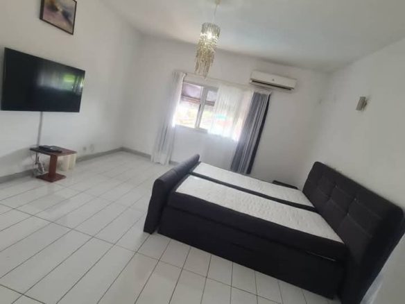 À LOUER : Magnifique Duplex🏡 5 PIÈCES MEUBLÉE avec Piscine 📍Bassam Carrefour Bâteau