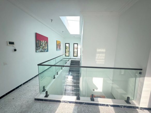 VILLA MEUBLEE, Riviera Golf 04 – Beverlly Hills, Une belle villa duplex lumineuse entière