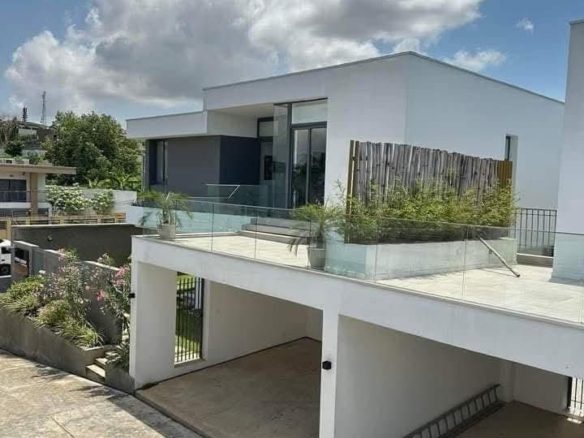 LOCATION, Riviera Golf 04 – Beverlly Hills Très belle villa duplex de 06 pièces.