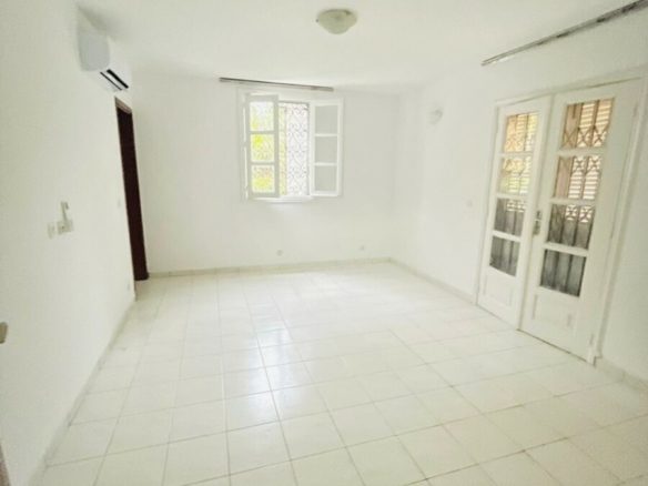 Cocody Riviera 3, Cité country club À louer Villa duplex 9 pièces composée: 5 chambres