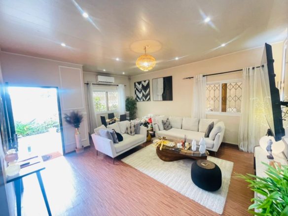 Villa basse haut standing de 3 pièces à louer dans l’immédiat avec les meubles à Cocody