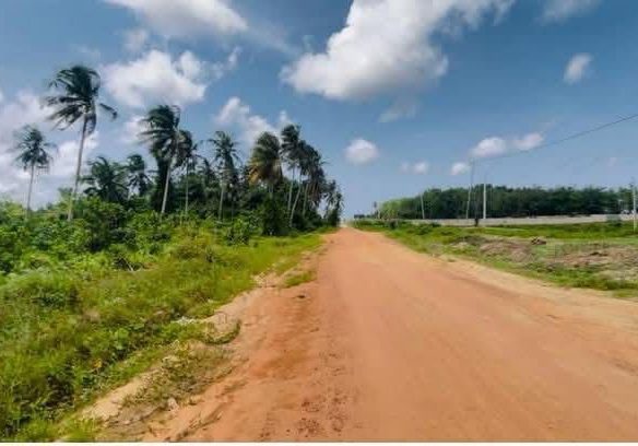 Terrain en vente pied dans l’eau à Bassam vitré 1 en bordure de la voie menant au BAC à 2k