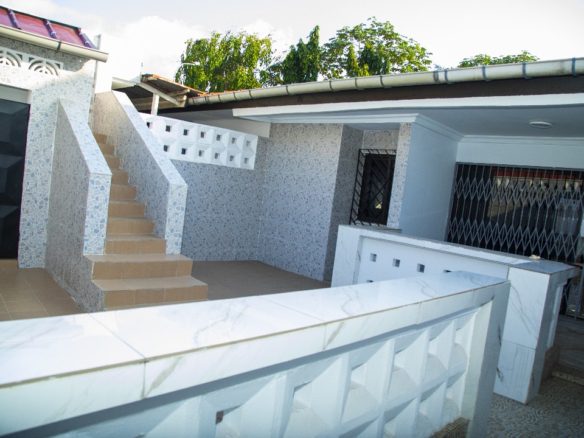 Une belle villa basse de 7 pièces prête à habiter en location. Située à Cocody