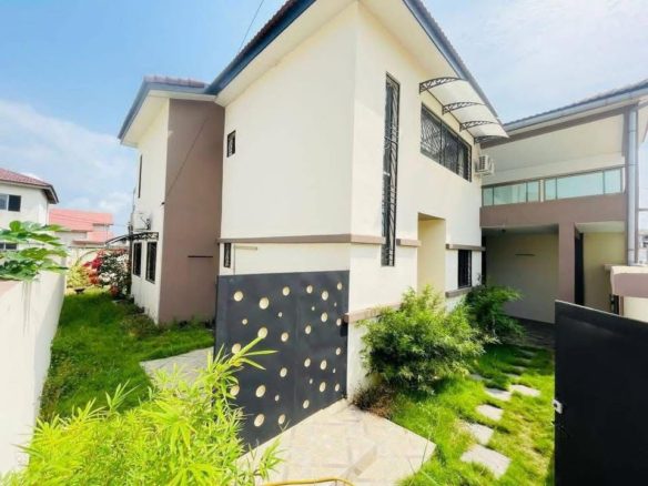 *Villa Duplex de Luxe à Louer sur la Route de Bassam* Nous vous proposons