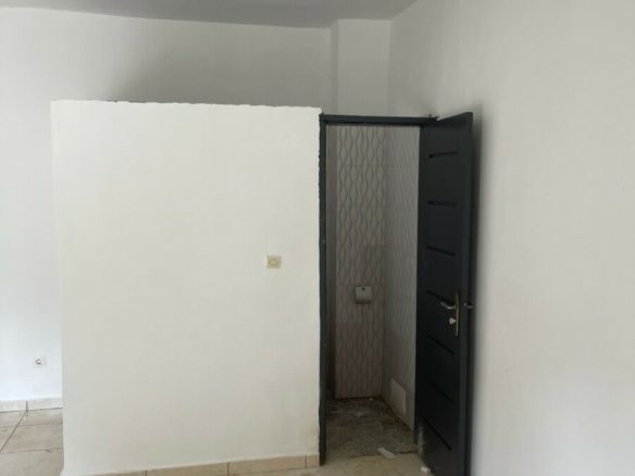 Grand magasin disponible à angré chu Loyer 200mil