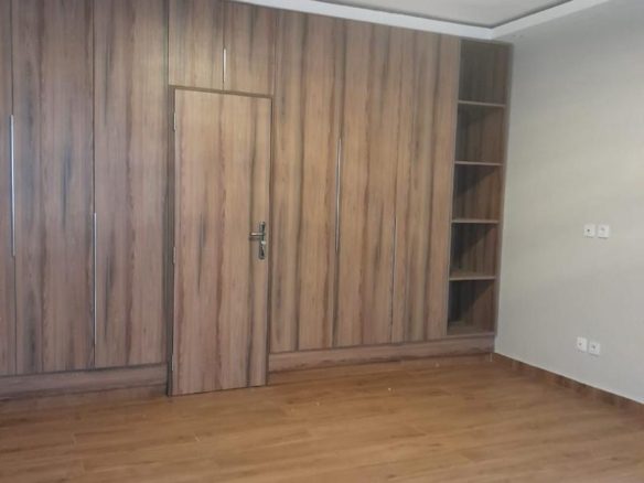 Location: Cocody Riviera 3 synacassi Villa duplex de 11 pièces : 5 chambres autonomes