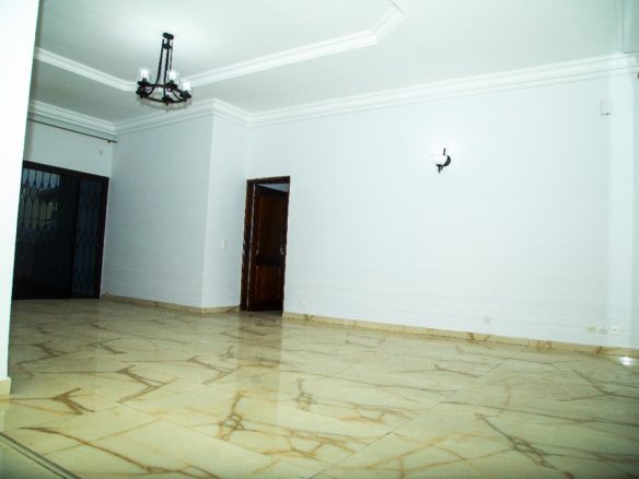 Une belle villa basse de 7 pièces prête à habiter en location. Située à Cocody
