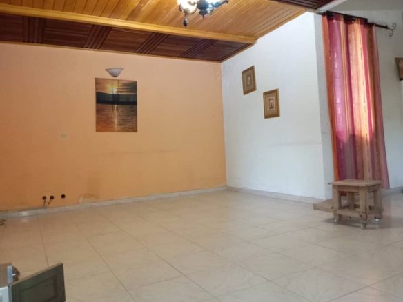 À LOUER UNE VILLA BASSE de 8 PIÈCES AVEC 4 SALLES D’EAU, GRANDE TERRASSE, GRANDE COUR.