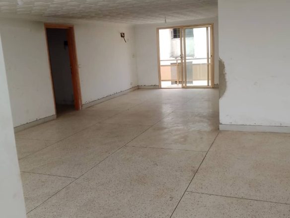 Appartement de 4 pièces à Cocody Vallon : – 3 chambres spacieuses – 1 grand salon