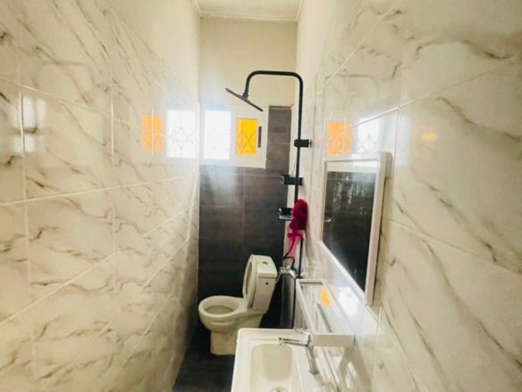 Villa basse haut standing de 3 pièces à louer dans l’immédiat avec les meubles à Cocody