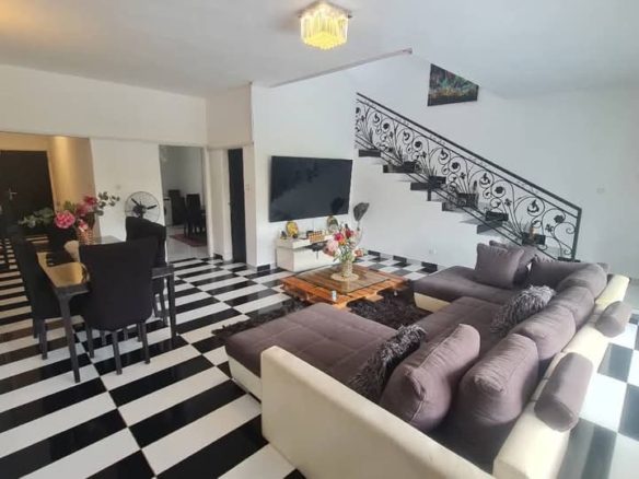 À LOUER : Magnifique Duplex🏡 5 PIÈCES MEUBLÉE avec Piscine 📍Bassam Carrefour Bâteau