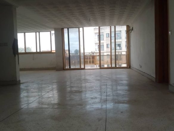 Appartement de 4 pièces à Cocody Vallon : – 3 chambres spacieuses – 1 grand salon