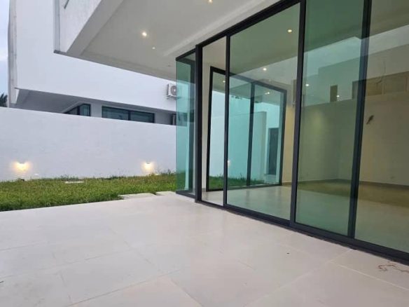 À VENDRE ABATA DANS UNE CHIC PETITE CITE UN APPARTEMENT DUPLEX HAUT STANDING