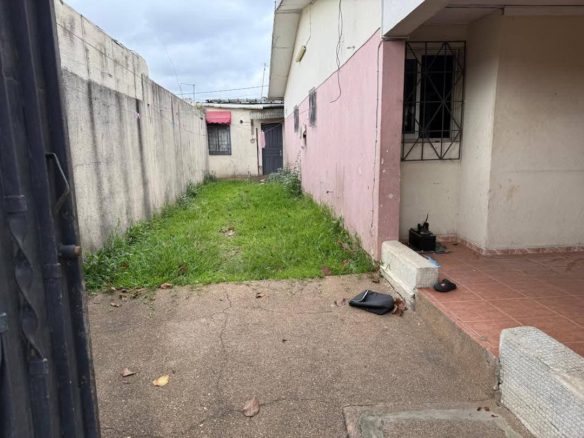 À LOUER UNE VILLA BASSE de 8 PIÈCES AVEC 4 SALLES D’EAU, GRANDE TERRASSE, GRANDE COUR.