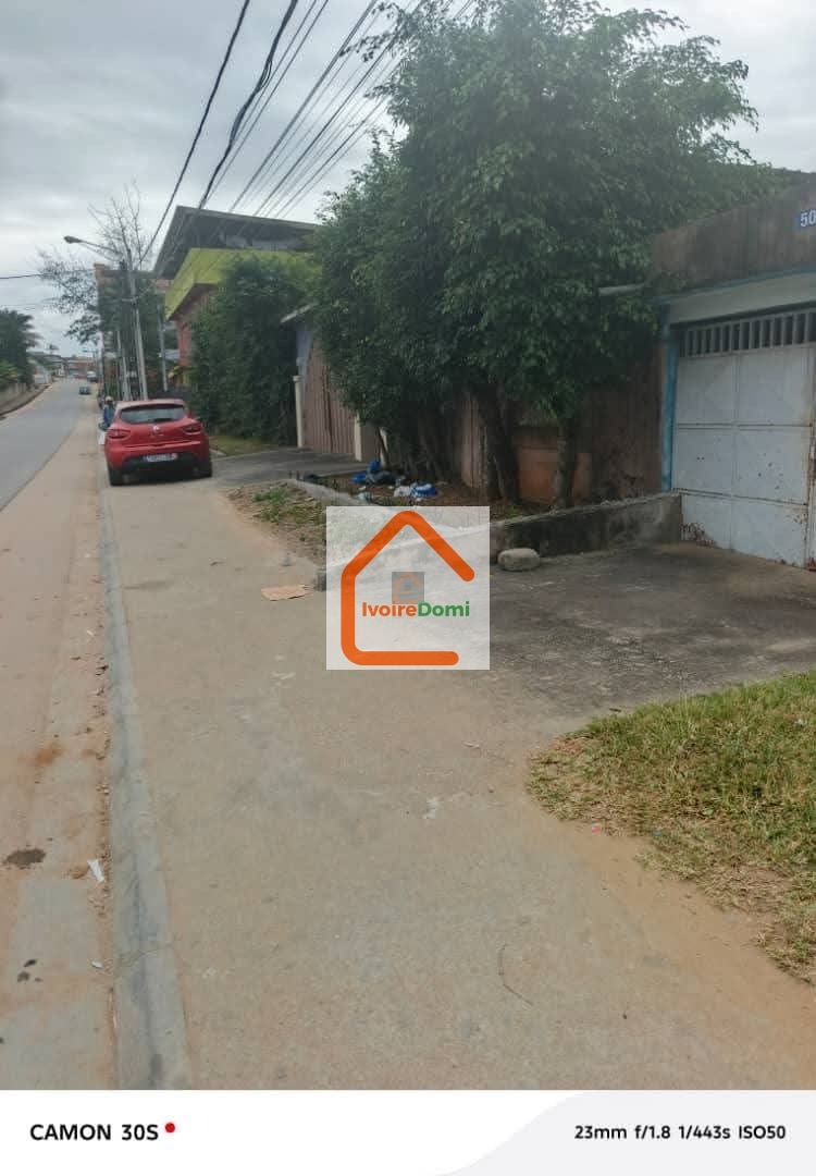 VILLA BASSE 5 PIÈCES Cocody Riviéra Bonoumin situé non loin d’Abidjan Mall