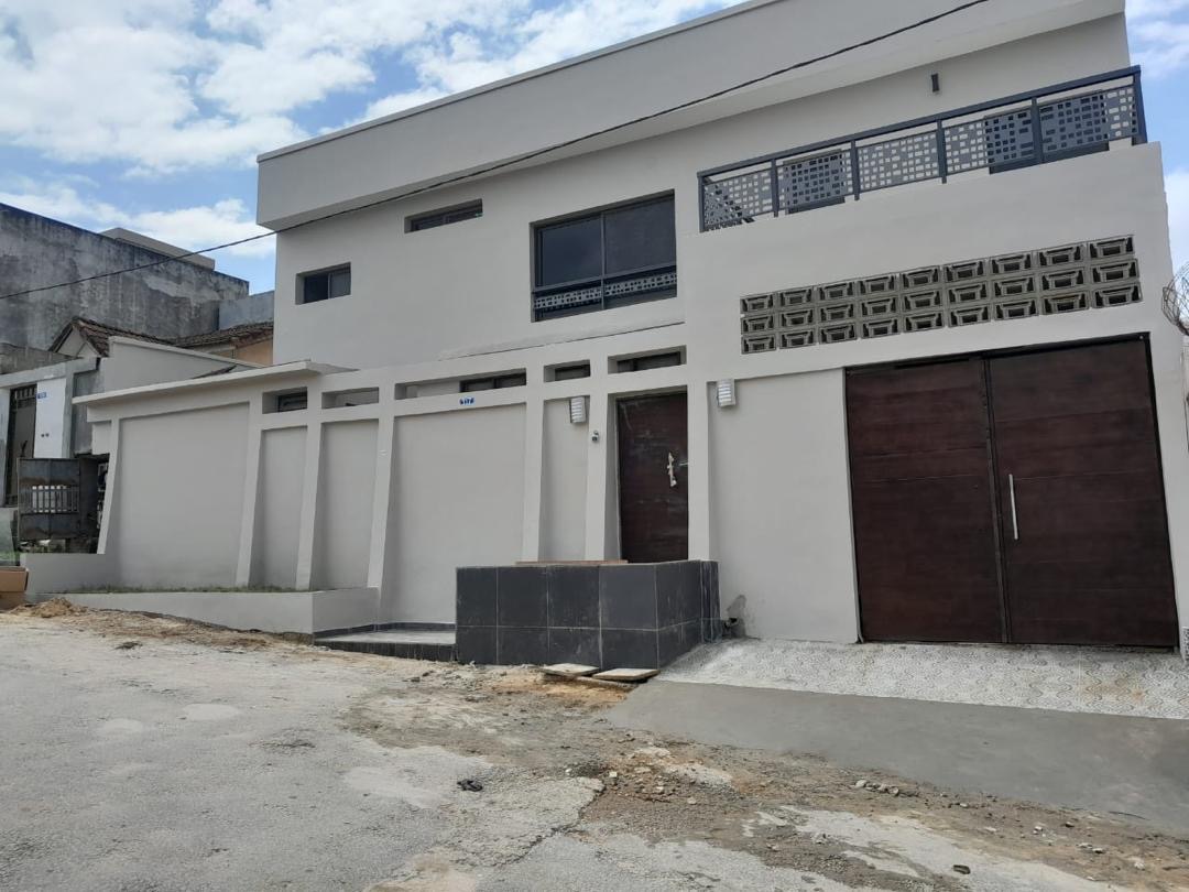 Location: Cocody Riviera 3 synacassi Villa duplex de 11 pièces : 5 chambres autonomes