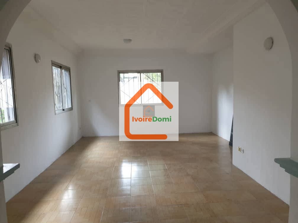 VILLA BASSE 5 PIÈCES Cocody Riviéra Bonoumin situé non loin d’Abidjan Mall