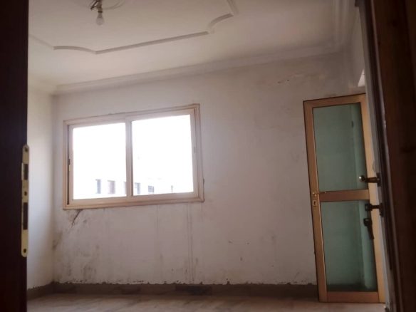 Appartement de 4 pièces à Cocody Vallon : – 3 chambres spacieuses – 1 grand salon