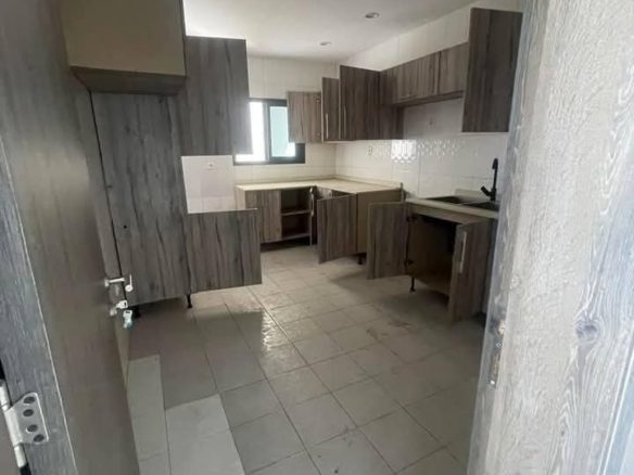 À louer📍BASSAM🏡 TRIPLEX 8 PIÈCES + PISCINE Vivez dans un confort exceptionnel.