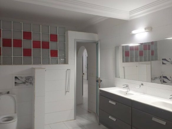 A VENDRE COCODY-ANGRÉ 8ÈME TRANCHE (CITÉ ARCADES 3) : Duplex marbré de 6 pièces + 1 dépend