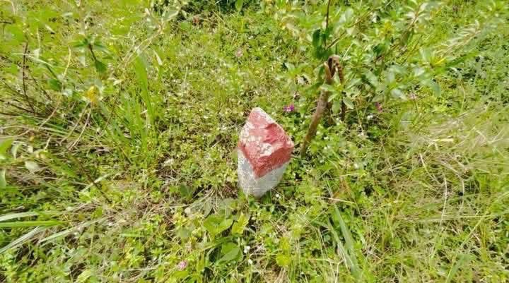 Terrain en vente pied dans l’eau à Bassam vitré 1 en bordure de la voie menant au BAC à 2k