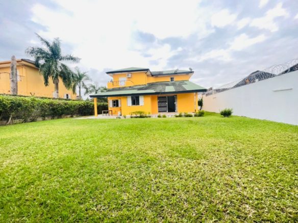 Cocody Riviera 3, Cité country club À louer Villa duplex 9 pièces composée: 5 chambres