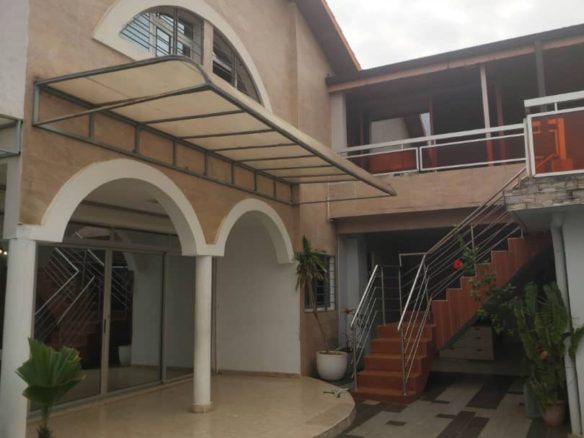 A VENDRE COCODY-ANGRÉ 8ÈME TRANCHE (CITÉ ARCADES 3) : Duplex marbré de 6 pièces + 1 dépend