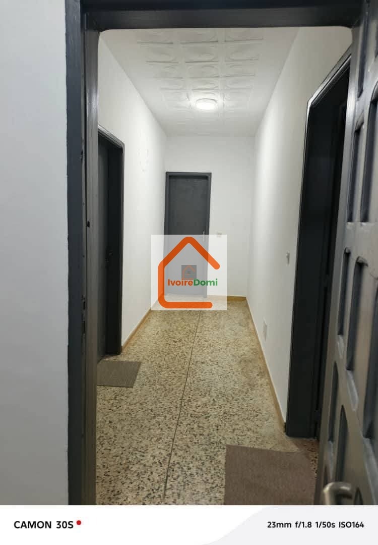 VILLA BASSE 5 PIÈCES Cocody Riviéra Bonoumin situé non loin d’Abidjan Mall