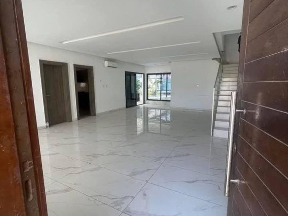 À louer📍BASSAM🏡 TRIPLEX 8 PIÈCES + PISCINE Vivez dans un confort exceptionnel.