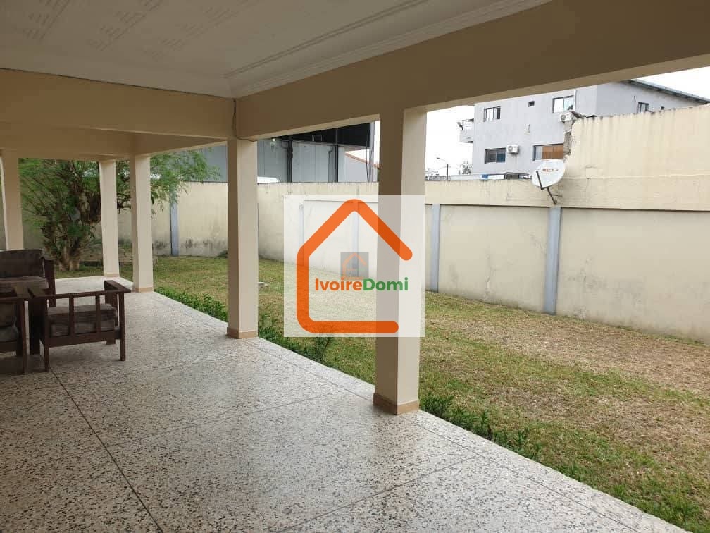 VILLA BASSE 5 PIÈCES Cocody Riviéra Bonoumin situé non loin d’Abidjan Mall