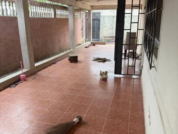 À LOUER UNE VILLA BASSE de 8 PIÈCES AVEC 4 SALLES D’EAU, GRANDE TERRASSE, GRANDE COUR.