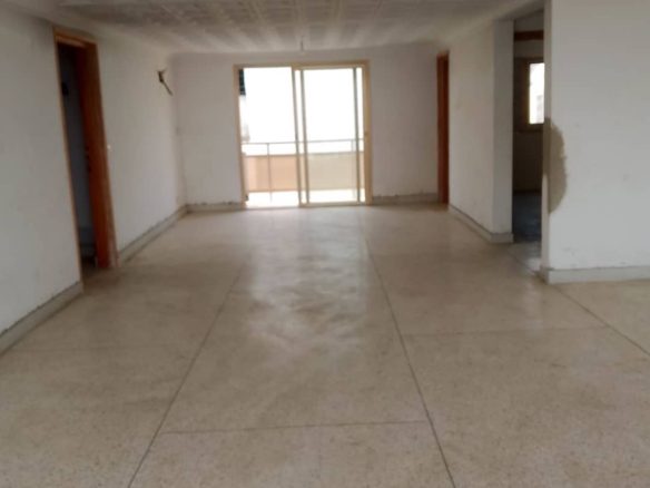 Appartement de 4 pièces à Cocody Vallon : – 3 chambres spacieuses – 1 grand salon