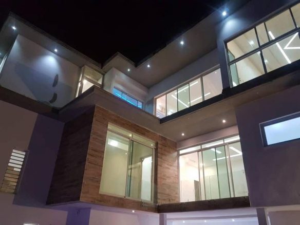 Nous mettons en location cette villa duplex à Cocody Rivièra 4 synacaci 2 !!!! Loyer: