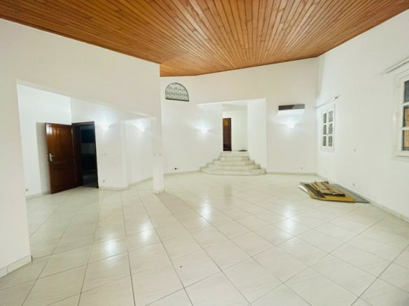 Cocody Riviera 3, Cité country club À louer Villa duplex 9 pièces composée: 5 chambres