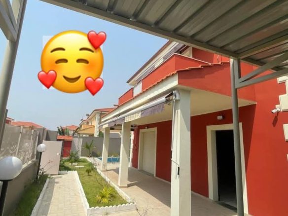 📍BASSAM CITÉ ITALIA MODESTE À louer villa 5 pièces + Piscine ✅Loyer 1300000 fcfa.