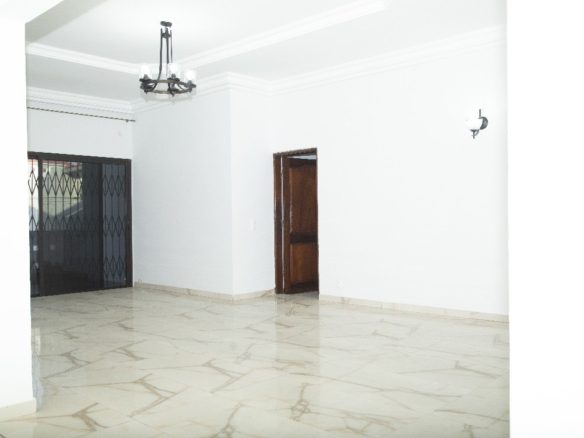 Une belle villa basse de 7 pièces prête à habiter en location. Située à Cocody