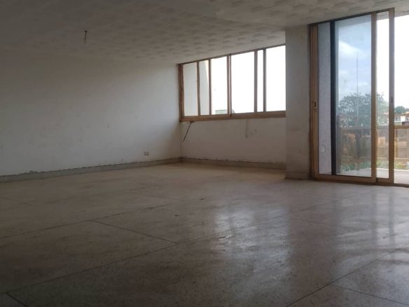 Appartement de 4 pièces à Cocody Vallon : – 3 chambres spacieuses – 1 grand salon