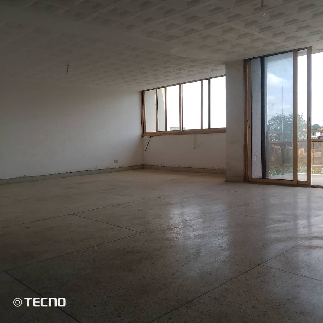 Appartement de 4 pièces à Cocody Vallon : – 3 chambres spacieuses – 1 grand salon