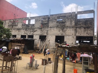 3 immeubles inachevés sur un emplacement très très strategique