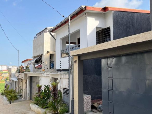 EN VENTE : Villa duplex moderne à vendre à Cocody Angré Nouveau CHU