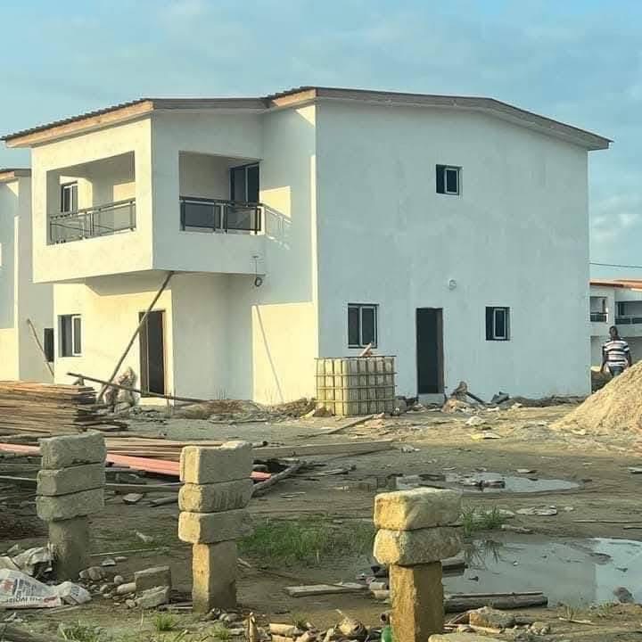 EN VENTE : Villa duplex moderne à vendre à Cocody Angré Nouveau CHU