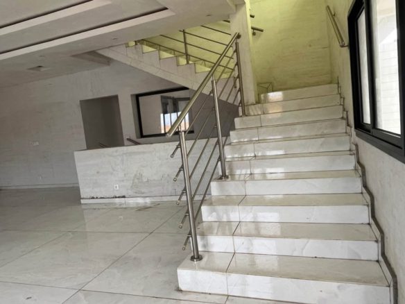 COCODY ANGRE CITÉ DIASPORA . -VILLA DUPLEX DE 8 PIÈCES AVEC UN SOUS- SOL