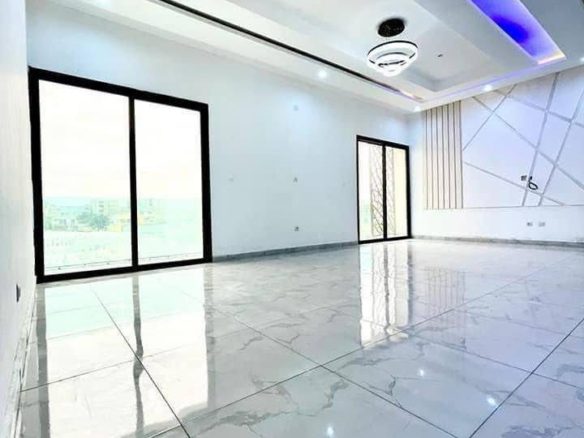 EN VENTE DIRECT COCODY ANGRÉ NOUVEAU CHU Un appartement de 5 pièces très bien situé