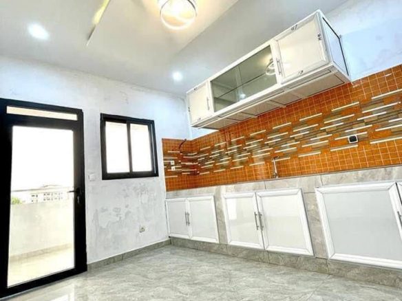 EN VENTE DIRECT COCODY ANGRÉ NOUVEAU CHU Un appartement de 5 pièces très bien situé