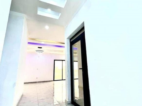 EN VENTE DIRECT COCODY ANGRÉ NOUVEAU CHU Un appartement de 5 pièces très bien situé