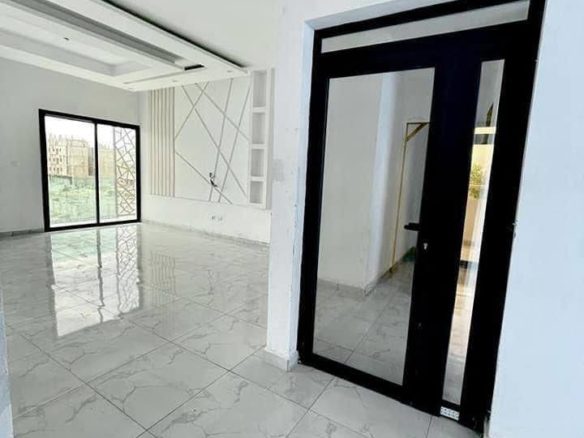 EN VENTE DIRECT COCODY ANGRÉ NOUVEAU CHU Un appartement de 5 pièces très bien situé