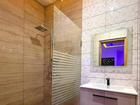 EN VENTE DIRECT COCODY ANGRÉ NOUVEAU CHU Un appartement de 5 pièces très bien situé