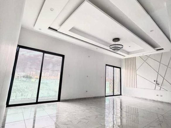 EN VENTE DIRECT COCODY ANGRÉ NOUVEAU CHU Un appartement de 5 pièces très bien situé